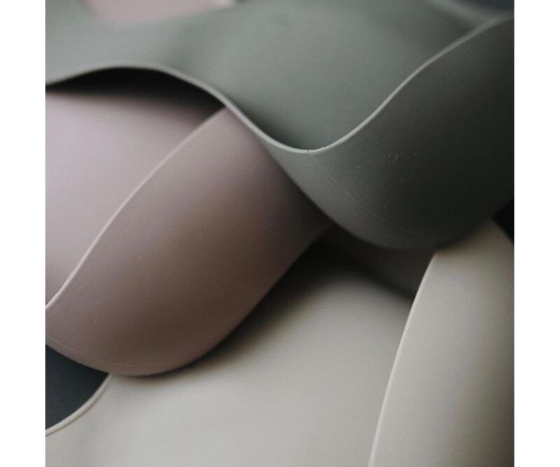 Babero Silicona Mushie Dove Grey - Imagen 2