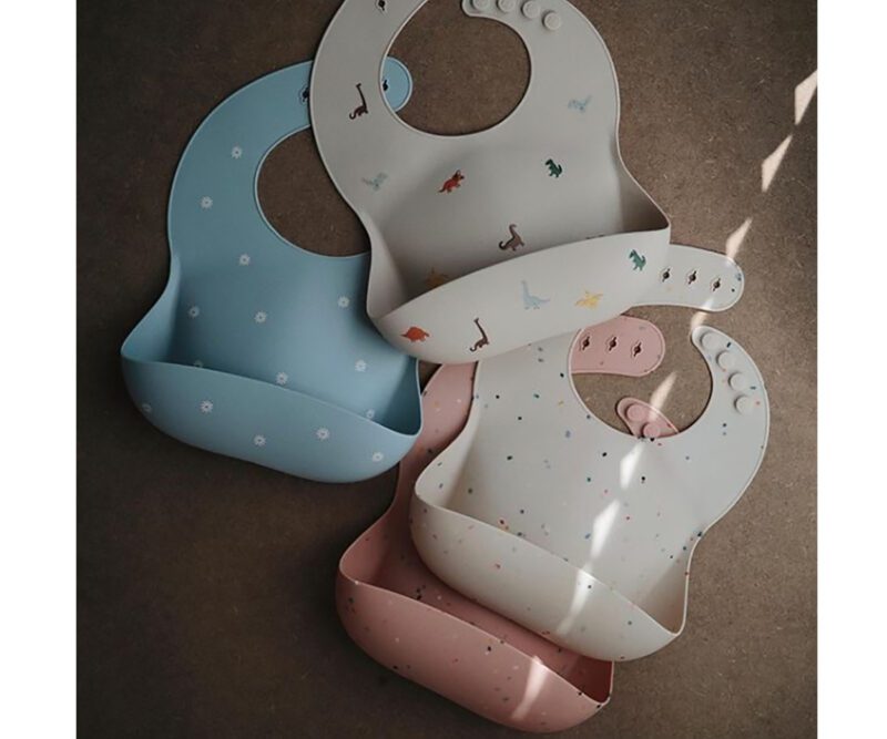 Babero Silicona Mushie Powder Pink Confetti - Imagen 2