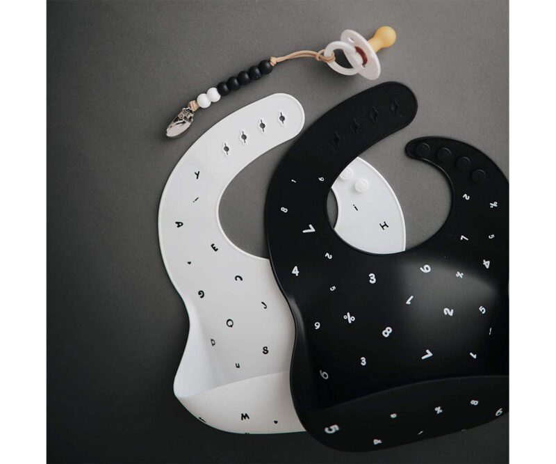 Babero Silicona Mushie Black Numbers - Imagen 2