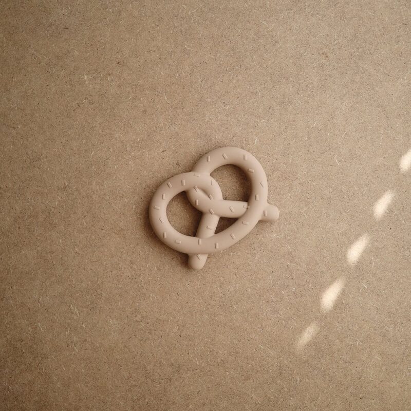 Mushie Mordedor Silicona Pretzel - Imagen 3